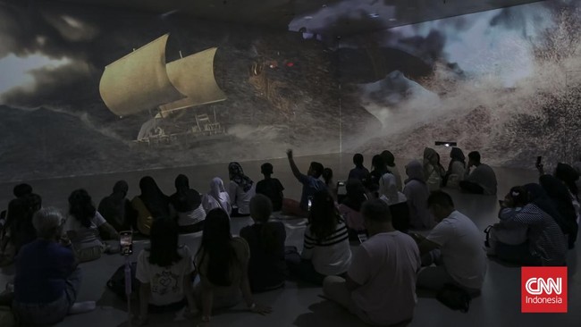 Pengunjung mengamati koleksi yang dipajang di Museum Nasional Indonesia, Jakarta, Rabu (01/07/2026). CNN Indonesia/Adhi Wicaksono