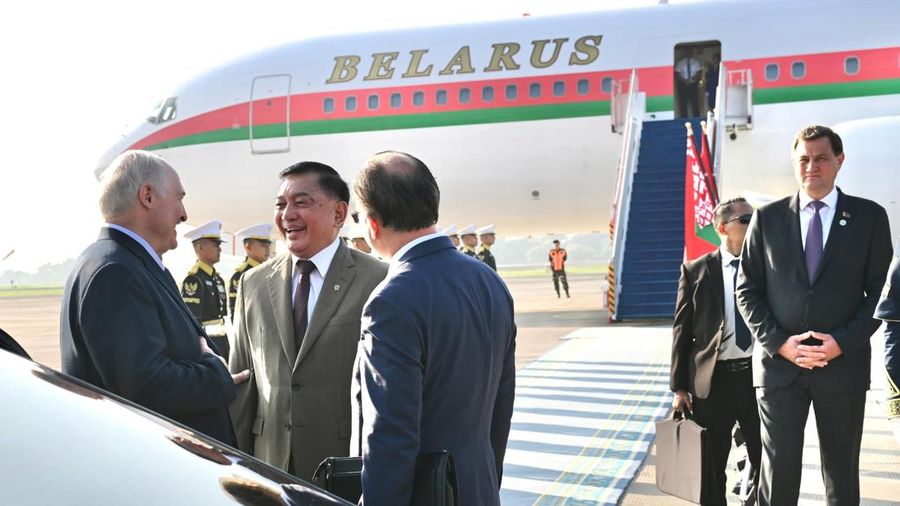 Menteri Pertahanan Republik Indonesia Sjafrie Sjamsoeddin menyambut kehadiran Presiden Republik Belarus H.E. Alexander Lukashenko di Base Ops Lanud Halim Perdanakusuma, Jakarta Timur, Rabu (1/7/2026).