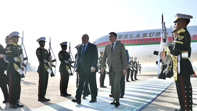 Detik-Detik Menhan Sjafrie Sambut Presiden Belarus di Lanud Halim PK