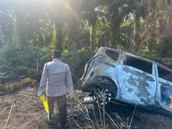 Toyota Sienta Terbakar Usai Alami Pecah Ban-Tabrak Fortuner di Kobar