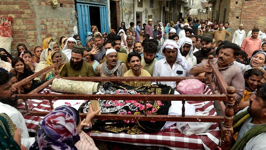 Orang-orang bereaksi saat mereka membawa jenazah seorang anak nan meninggal setelah genting pusat pengarahan belajar runtuh pada hari Selasa, selama upacara pemakaman di Lahore, Pakistan, 1 Juli 2026.