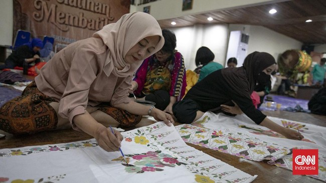 Peserta mengikuti pelatihan membatik di Gedung Pusat Pelatihan Seni Budaya (PPSB) Muhammad Mashabi, kawasan Tanah Abang, Jakarta, Rabu (1/7/2026). (CNN Indonesia/Adi ibrahim)
