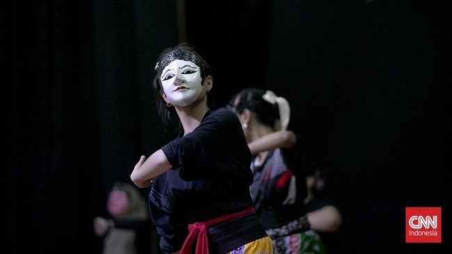 Peserta mengikuti pelatihan tari tradisional di Gedung Pusat Pelatihan Seni Budaya (PPSB) Muhammad Mashabi, kawasan Tanah Abang, Jakarta, Rabu (1/7/2026). (CNN Indonesia/Adi ibrahim)