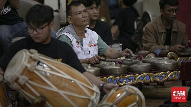 Peserta mengikuti pelatihan tari tradisional di Gedung Pusat Pelatihan Seni Budaya (PPSB) Muhammad Mashabi, kawasan Tanah Abang, Jakarta, Rabu (1/7/2026). (CNN Indonesia/Adi ibrahim)
