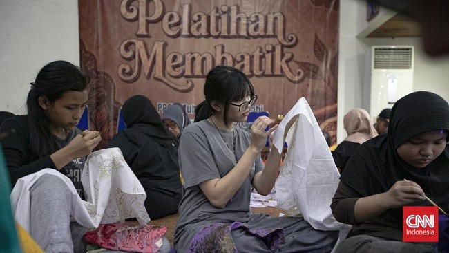 Peserta mengikuti pelatihan membatik di Gedung Pusat Pelatihan Seni Budaya (PPSB) Muhammad Mashabi, kawasan Tanah Abang, Jakarta, Rabu (1/7/2026). (CNN Indonesia/Adi ibrahim)