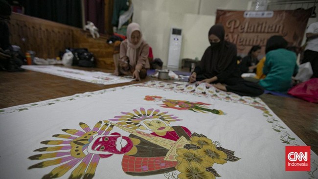 Peserta mengikuti pelatihan membatik di Gedung Pusat Pelatihan Seni Budaya (PPSB) Muhammad Mashabi, kawasan Tanah Abang, Jakarta, Rabu (1/7/2026). (CNN Indonesia/Adi ibrahim)