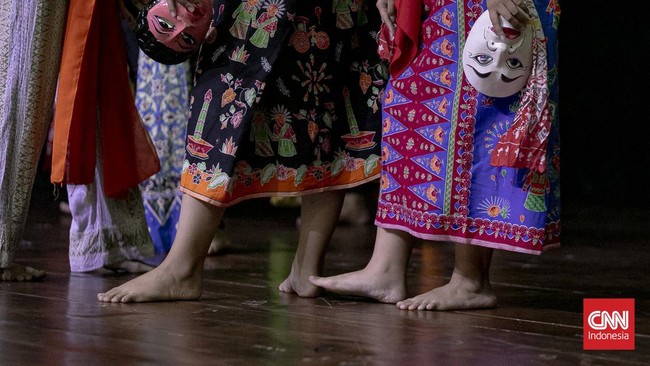 Peserta mengikuti pelatihan tari tradisional di Gedung Pusat Pelatihan Seni Budaya (PPSB) Muhammad Mashabi, kawasan Tanah Abang, Jakarta, Rabu (1/7/2026). (CNN Indonesia/Adi ibrahim)
