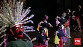 Peserta mengikuti pelatihan tari tradisional di Gedung Pusat Pelatihan Seni Budaya (PPSB) Muhammad Mashabi, kawasan Tanah Abang, Jakarta, Rabu (1/7/2026). (CNN Indonesia/Adi ibrahim)