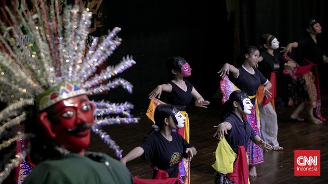 Peserta mengikuti pelatihan tari tradisional di Gedung Pusat Pelatihan Seni Budaya (PPSB) Muhammad Mashabi, kawasan Tanah Abang, Jakarta, Rabu (1/7/2026). (CNN Indonesia/Adi ibrahim)