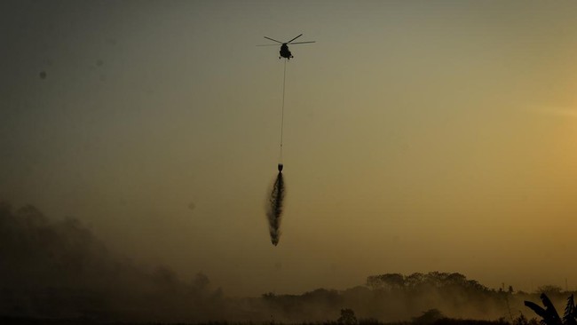 Helikopter MI-8AMT milik Badan Nasional Penanggulangan Bencana (BNPB) menjatuhkan air untuk memadamkan kebakaran sampah di Tempat Pembuangan Akhir (TPA) Jatiwaringin, Kabupaten Tangerang, Banten, Rabu (1/7/2026). BNPB mengerahkan dua unit helikopter