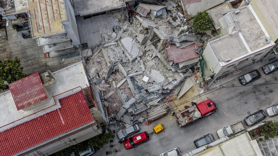 Petugas darurat bekerja pada letak runtuhnya gedung apartemen di lingkungan Petralona, ​​Athena, Yunani, Selasa (30/6/2026). (Stringer/Eurokinissi via REUTERS)