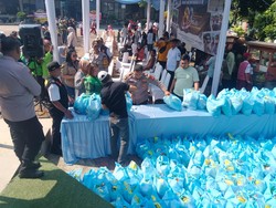 Hari Bhayangkara Ke-80, Polisi Bagikan Sembako untuk Warga Cisauk Tangsel
