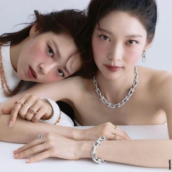 Kakak Beradik Bersinar, Intip Gaya Jungyeon TWICE dan Gong Seung Yeon untuk Harper's BAZAAR Korea