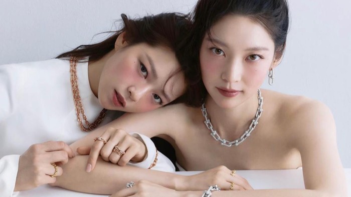 Kakak Beradik Bersinar, Intip Gaya Jungyeon TWICE dan Gong Seung Yeon untuk Harper's BAZAAR Korea