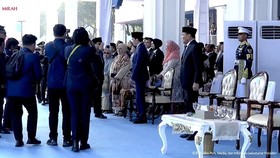 Presiden Prabowo Subianto memberikan hormat ke Presiden ke-7 Jokowi saat menghadiri upacara Hari Bhayangkara di Satlat Brimob Cikeas, Jawa Barat, Rabu (1/7).