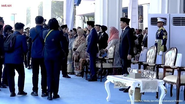 Presiden Prabowo Subianto memberikan hormat ke Jokowi di upacara Hari Bhayangkara ke-80. Acara di Cikeas melibatkan 9.000 peserta dan berbagai kegiatan menarik.