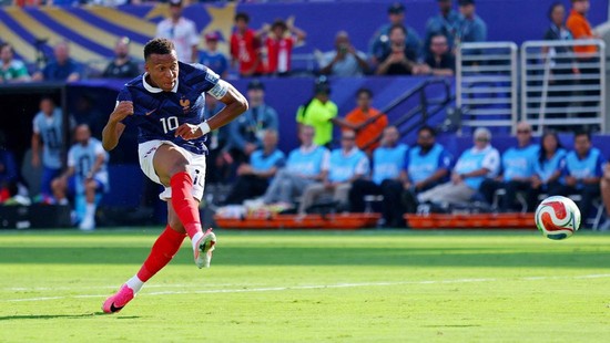 Soccer Football - FIFA World Cup 2026 - Round of 32 - France v Sweden - New York New Jersey Stadium, East Rutherford, New Jersey, U.S. - June 30, 2026
France's Kylian Mbappe scores a goal that was later disallowed REUTERS/Mike Segar     TPX IMAGES O