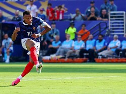Soccer Football - FIFA World Cup 2026 - Round of 32 - France v Sweden - New York New Jersey Stadium, East Rutherford, New Jersey, U.S. - June 30, 2026
France's Kylian Mbappe scores a goal that was later disallowed REUTERS/Mike Segar     TPX IMAGES O