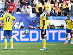 Soccer Football - FIFA World Cup 2026 - Round of 32 - France v Sweden - New York New Jersey Stadium, East Rutherford, New Jersey, U.S. - June 30, 2026 Sweden's Alexander Isak and Viktor Gyokeres look dejected after France's Kylian Mbappe scores their