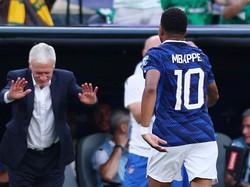 Soccer Football - FIFA World Cup 2026 - Round of 32 - France v Sweden - New York New Jersey Stadium, East Rutherford, New Jersey, U.S. - June 30, 2026 France's Kylian Mbappe with coach Didier Deschamps after being substituted IMAGN IMAGES via Reuters