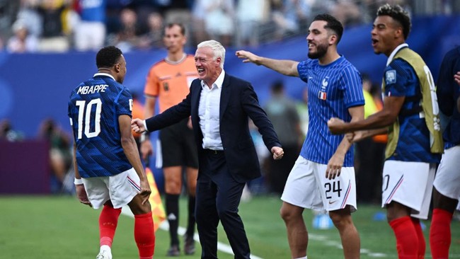 Soccer Football - FIFA World Cup 2026 - Round of 32 - France v Sweden - New York New Jersey Stadium, East Rutherford, New Jersey, U.S. - June 30, 2026 France's Kylian Mbappe celebrates scoring their first goal with coach Didier Deschamps REUTERS/Dyla