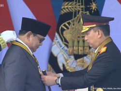 Kapolri Kalungi Prabowo Medali Kehormatan Loka Praja Samrakshana