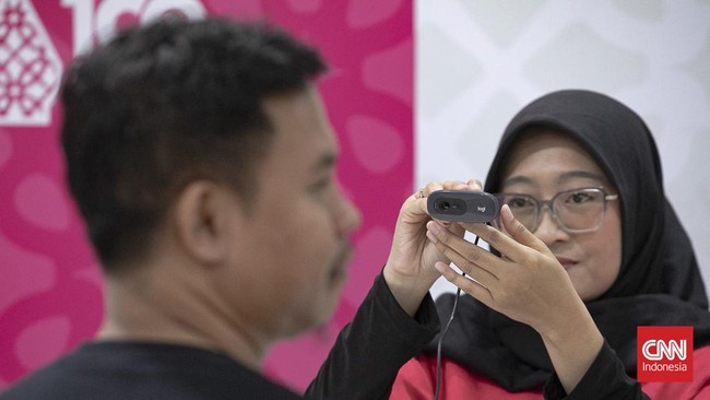 Data biometrik kemudian dicocokkan dengan basis data Direktorat Jenderal Kependudukan dan Pencatatan Sipil (Dukcapil)