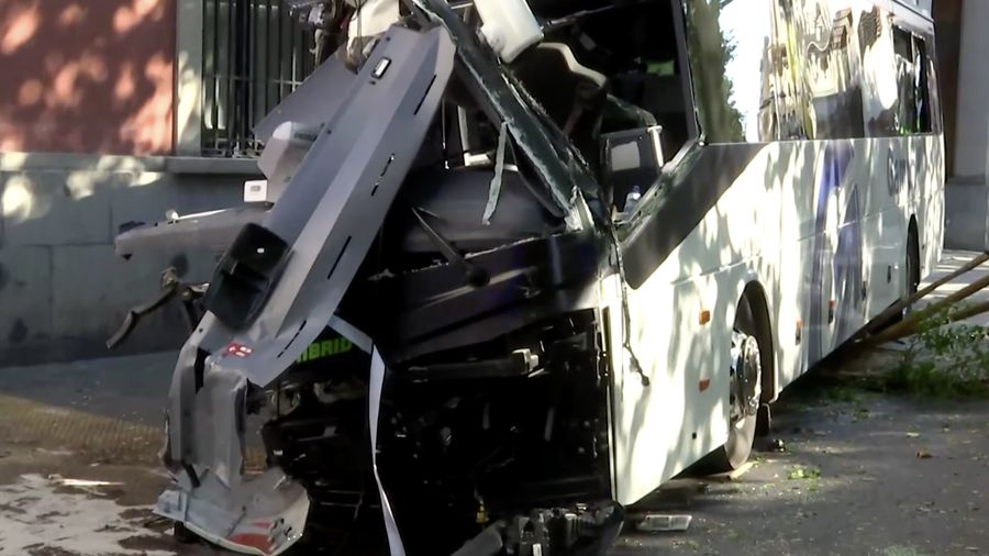 Sedikitnya 44 orang terluka setelah sebuah bus umum menabrak gedung majelis provinsi di Kota Lleida, wilayah timur laut Spanyol, pada Rabu (1/7/2026).