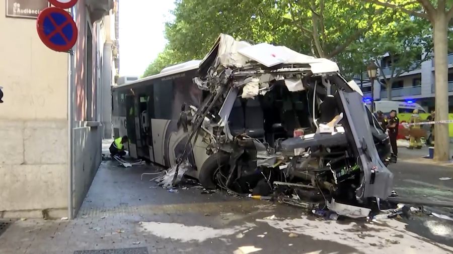 Sedikitnya 44 orang terluka setelah sebuah bus umum menabrak gedung majelis provinsi di Kota Lleida, wilayah timur laut Spanyol, pada Rabu (1/7/2026).