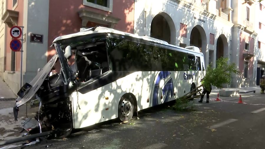 Sedikitnya 44 orang terluka setelah sebuah bus umum menabrak gedung majelis provinsi di Kota Lleida, wilayah timur laut Spanyol, pada Rabu (1/7/2026). (Tangkapan Layar Video Reuters/FORTA)