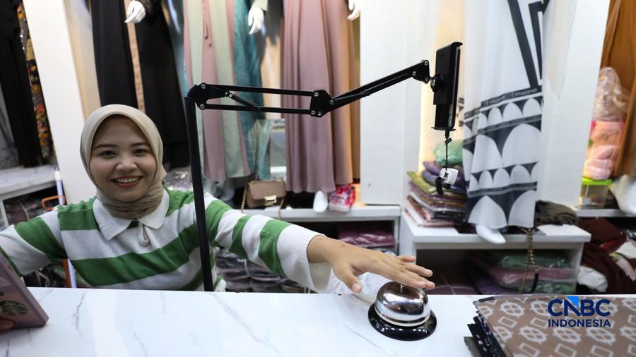 Seorang tenaga kerja melakukan siaran langsung alias live streaming di e-commerce di salah satu toko di area Jakarta, Rabu (1/7/2026).