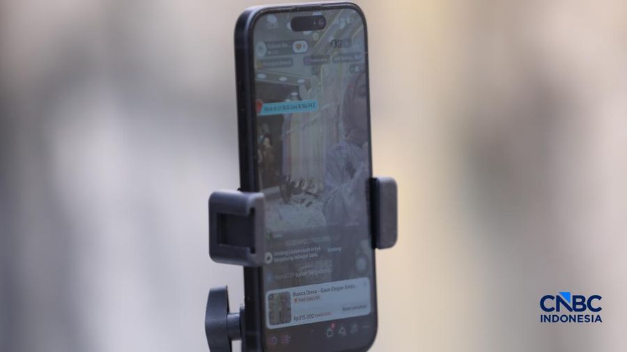 Seorang tenaga kerja melakukan siaran langsung alias live streaming di e-commerce di salah satu toko di area Jakarta, Rabu (1/7/2026).