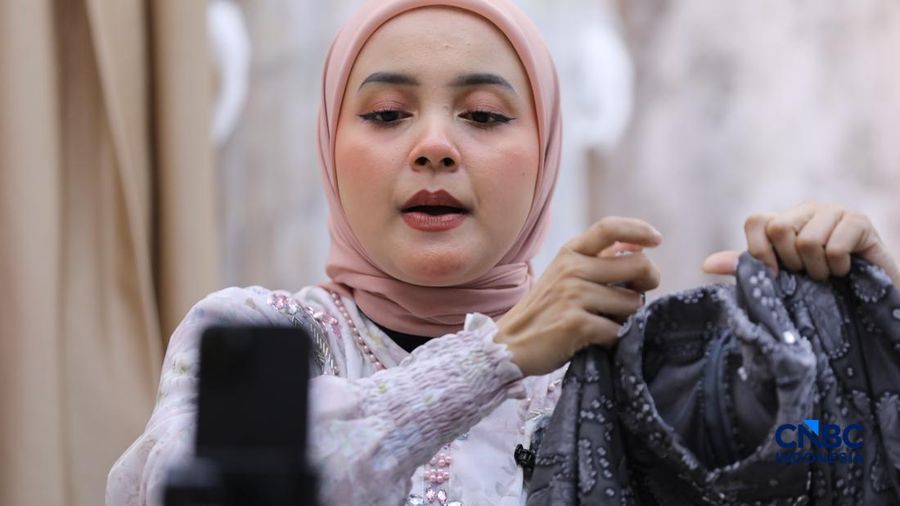 Seorang tenaga kerja melakukan siaran langsung alias live streaming di e-commerce di salah satu toko di area Jakarta, Rabu (1/7/2026).