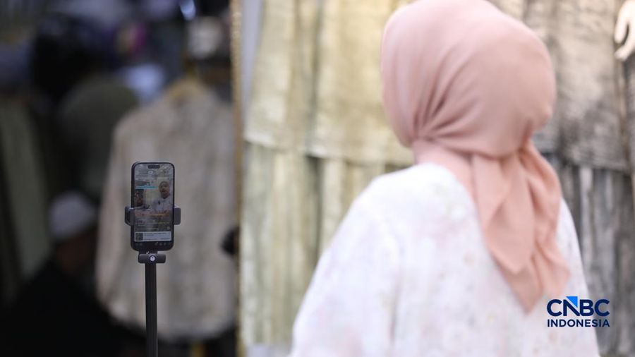 Seorang tenaga kerja melakukan siaran langsung alias live streaming di e-commerce di salah satu toko di area Jakarta, Rabu (1/7/2026).