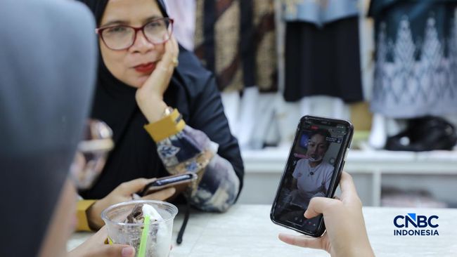 Seorang karyawan melakukan siaran langsung atau live streaming di e-commerce di salah satu toko di kawasan Jakarta, Rabu (1/7/2026). (CNBC Indonesia/Tri Susilo)