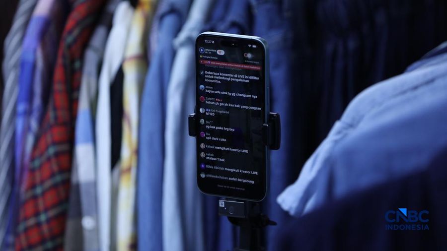 Seorang tenaga kerja melakukan siaran langsung alias live streaming di e-commerce di salah satu toko di area Jakarta, Rabu (1/7/2026).