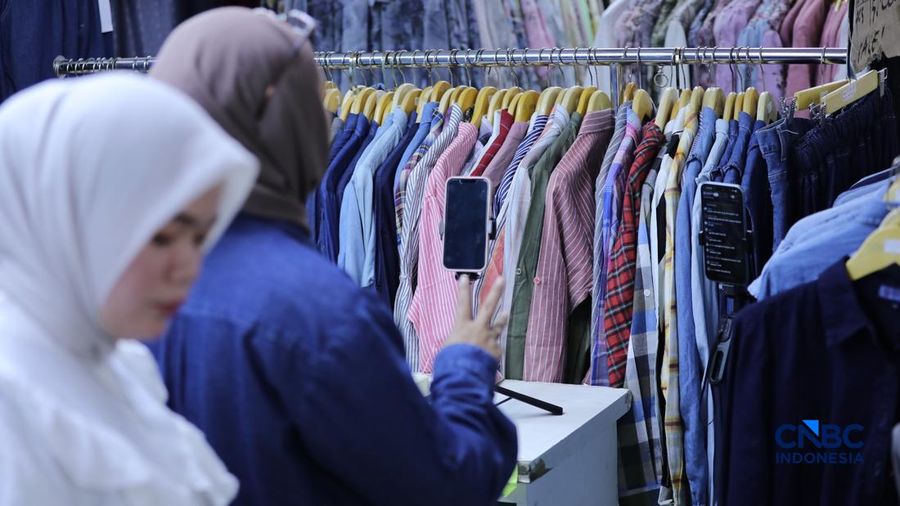 Seorang tenaga kerja melakukan siaran langsung alias live streaming di e-commerce di salah satu toko di area Jakarta, Rabu (1/7/2026).