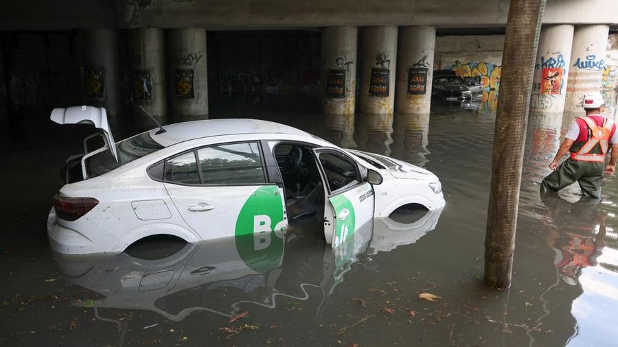 Seorang pekerja mengamati saat air hujan dipompa keluar dari terowongan kereta api yang tergenang banjir di bagian utara Bukares, Rumania, 1 Juli 2026.