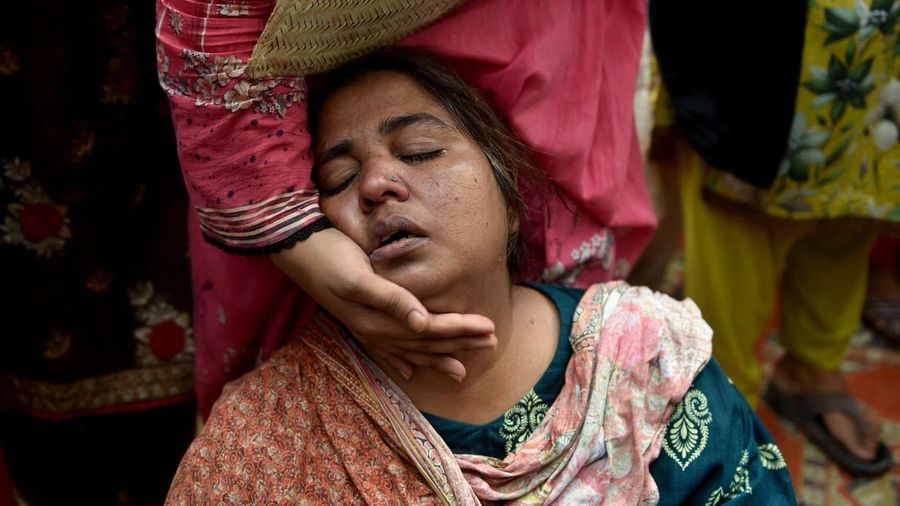 Seorang wanita dihibur oleh seorang kerabat selama pemakaman anak-anak nan meninggal setelah genting pusat pengarahan belajar runtuh pada hari Selasa, di Lahore, Pakistan, 1 Juli 2026.