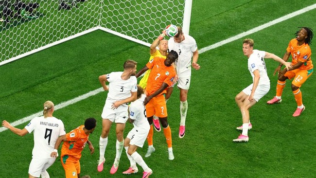Soccer Football - FIFA World Cup 2026 - Round of 32 - Ivory Coast v Norway - Dallas Stadium, Arlington, Texas, U.S. - June 30, 2026 Norway's Orjan Nyland and Alexander Sorloth in action with Ivory Coast's Odilon Kossounou REUTERS/Issei Kato