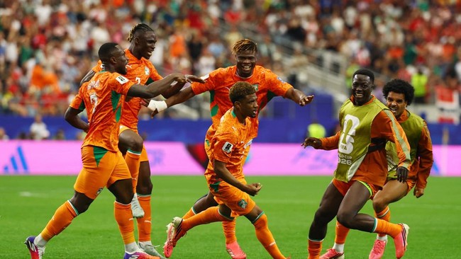 Soccer Football - FIFA World Cup 2026 - Round of 32 - Ivory Coast v Norway - Dallas Stadium, Arlington, Texas, U.S. - June 30, 2026 Ivory Coast's Amad Diallo celebrates scoring their first goal with teammates REUTERS/Kai Pfaffenbach