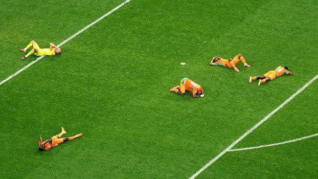 Soccer Football - FIFA World Cup 2026 - Round of 32 - Ivory Coast v Norway - Dallas Stadium, Arlington, Texas, U.S. - June 30, 2026 Ivory Coast players look dejected after the match as Ivory Coast are eliminated from the World Cup REUTERS/Issei Kato