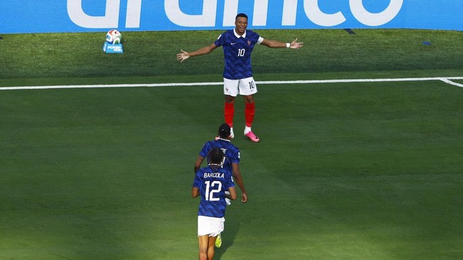 Soccer Football - FIFA World Cup 2026 - Round of 32 - France v Sweden - New York New Jersey Stadium, East Rutherford, New Jersey, U.S. - June 30, 2026 France's Kylian Mbappe celebrates scoring their third goal with Michael Olise and Bradley Barcola R