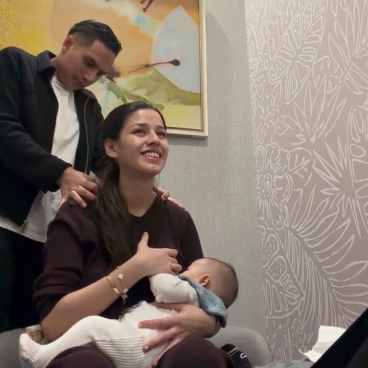 <p>Tidak hanya itu, Khalid juga terlihat memijat sang istri yang sedang menyusui saat transit di Singapura. Momen lucu pun terjadi ketika Khalid justru bersendawa saat sedang memijat Susan. "Ada yang kebalik enggak sih? Ini namanya kerja sama ya kakak-kakak," kata Susan. (Foto: TikTok @susansameeeh)</p>