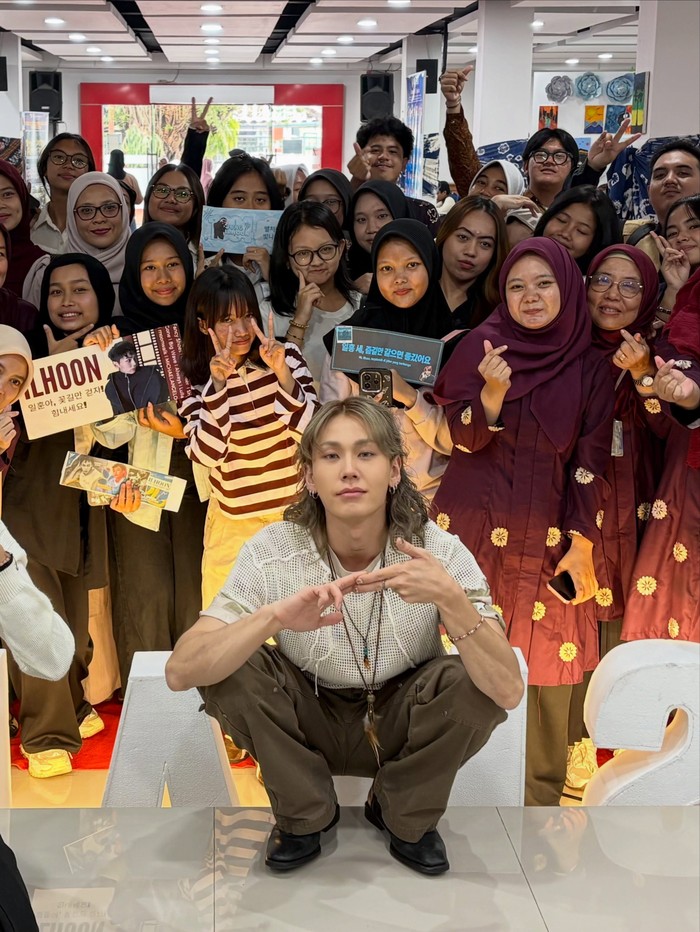 Tak sekedar berbincang, pelantun &lsquo;GLORY&rsquo; tersebut juga berkesempatan menyanyikan beberapa lagu solo miliknya. Sontak momen ini hangat diperbincangkan dan banyak yang tidak menyangka ILHOON tampil di event sekolah Indonesia./ Foto: instagram.com/danielherm