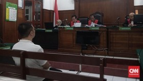Majelis Hakim Pengadilan Negeri (PN) Surabaya menjatuhkan vonis 3 tahun 10 bulan penjara kepada terdakwa Samuel Ardi Kristanto dalam perkara pengrusakan rumah milik Elina Widjayanti (80) di Jalan Dukuh Kuwukan, Lontar, Sambikerep, Surabaya.