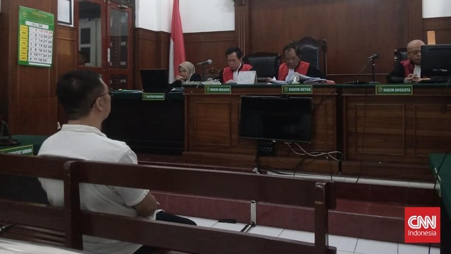 Majelis Hakim Pengadilan Negeri (PN) Surabaya menjatuhkan vonis 3 tahun 10 bulan penjara kepada terdakwa Samuel Ardi Kristanto dalam perkara pengrusakan rumah milik Elina Widjayanti (80) di Jalan Dukuh Kuwukan, Lontar, Sambikerep, Surabaya.