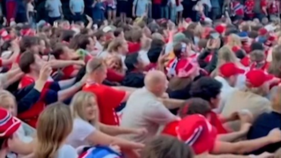 Norwegia Menang atas Pantai Gading, Suporter Lakukan 'Viking Row'