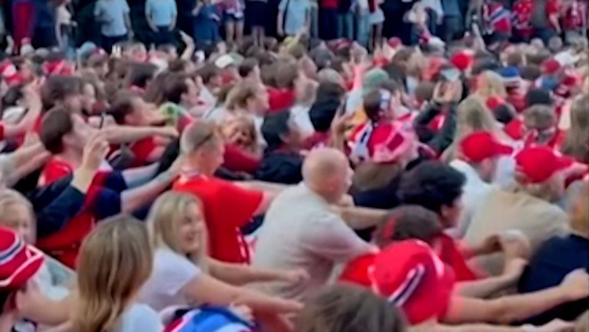 Selebrasi Viking Row Suporter Norwegia usai Menang Lawan Pantai Gading