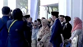 Presiden Prabowo Subianto memberikan hormat ke Presiden ke-7 Jokowi saat HUT ke-80 Bhayangkara pada Rabu (1/7).